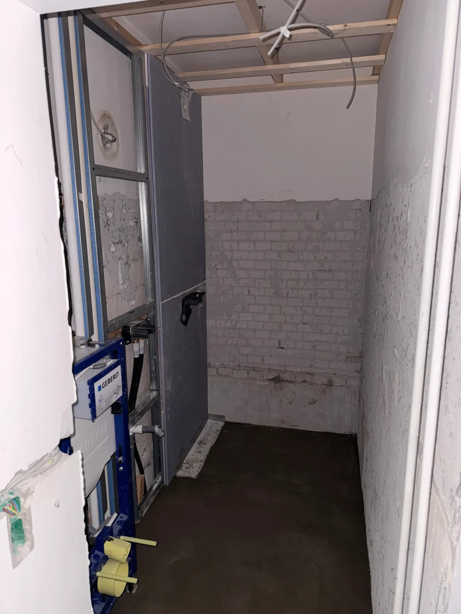 Ny skillevæg og installationsvæg rejst i badeværelset, spartlet og klar til fliser.