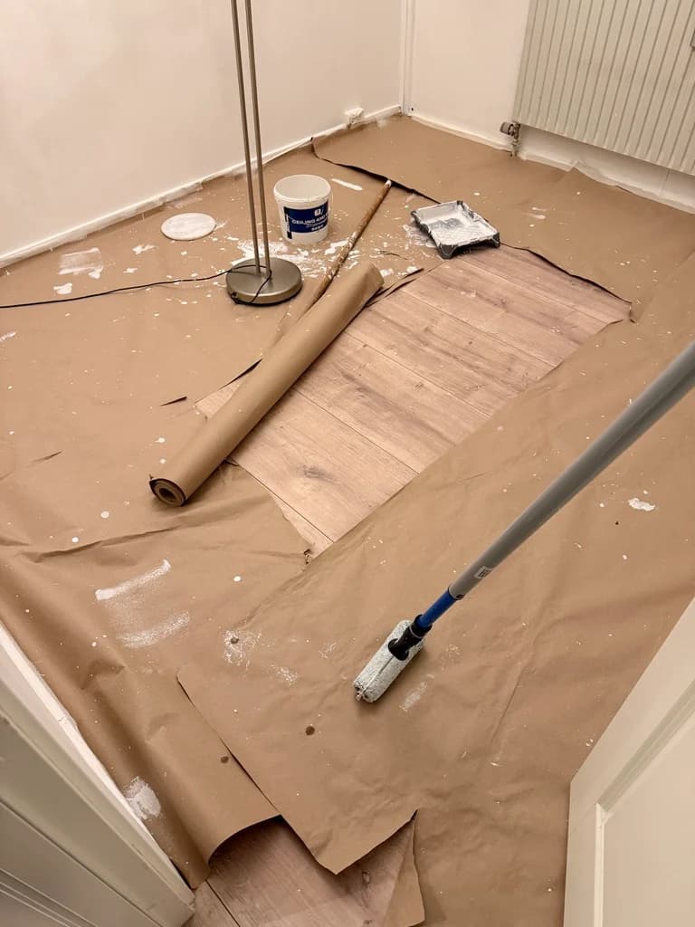 Malerarbejde i gang, gulvet dækket af — Dommervænget, Roskilde
