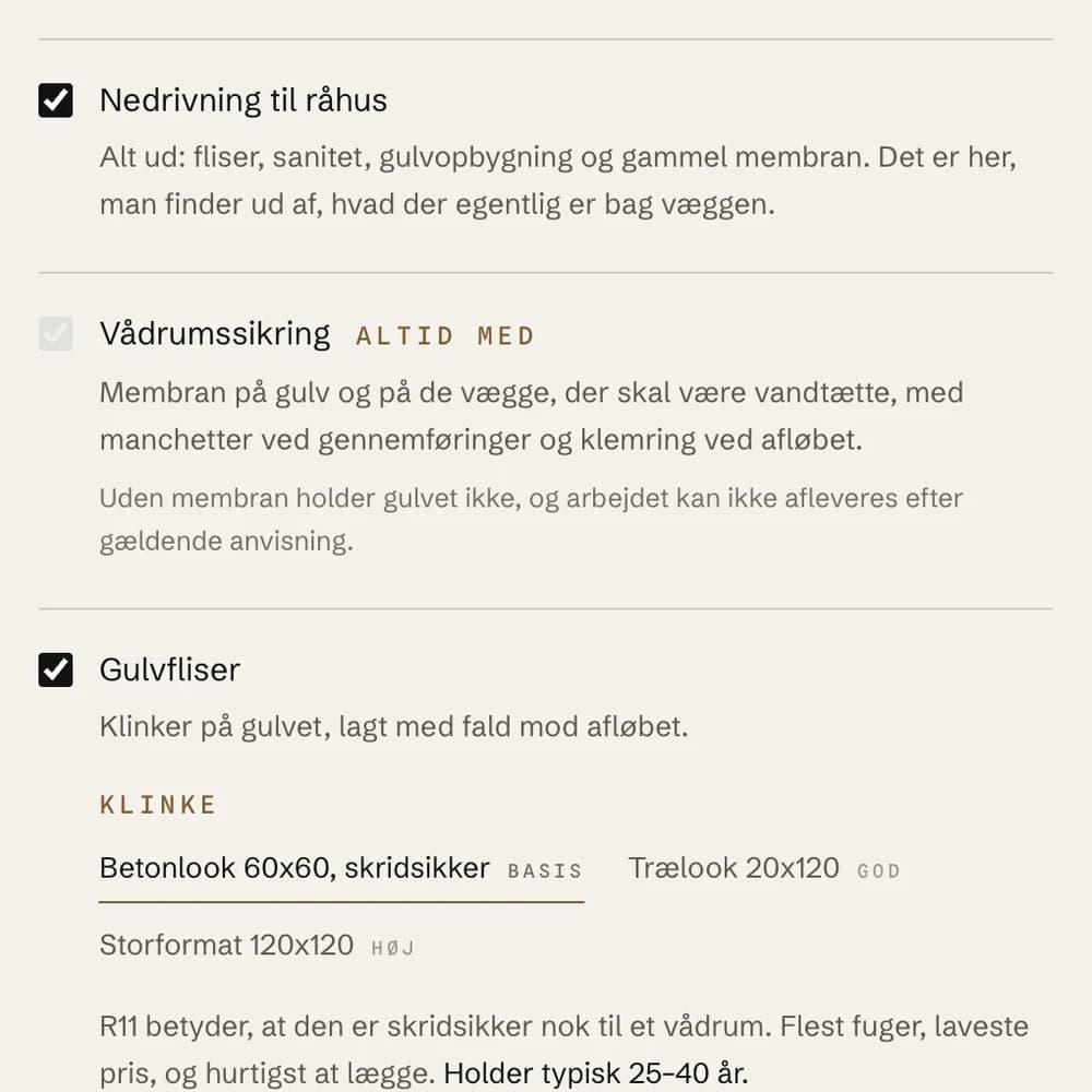 Badeværelset foldet ud i beregneren: afkrydsning af nedrivning til råhus, vådrumssikring markeret «altid med», og gulvfliser med tre klinker at vælge imellem.
